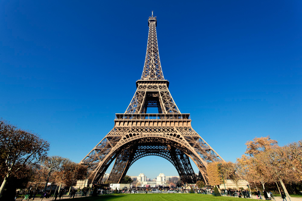 Eifel Tower ( Paris )
